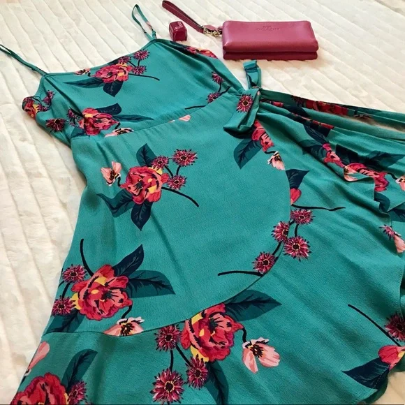 XS FLORAL RUFFLE WRAP DRESS BY EXPRESS - Picture 4 of 11